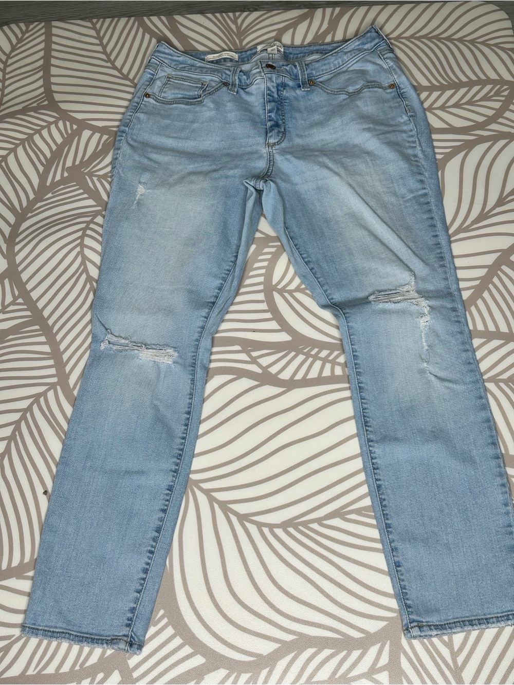 Universal Thread Light Blue Straight Leg Distressed Jeans